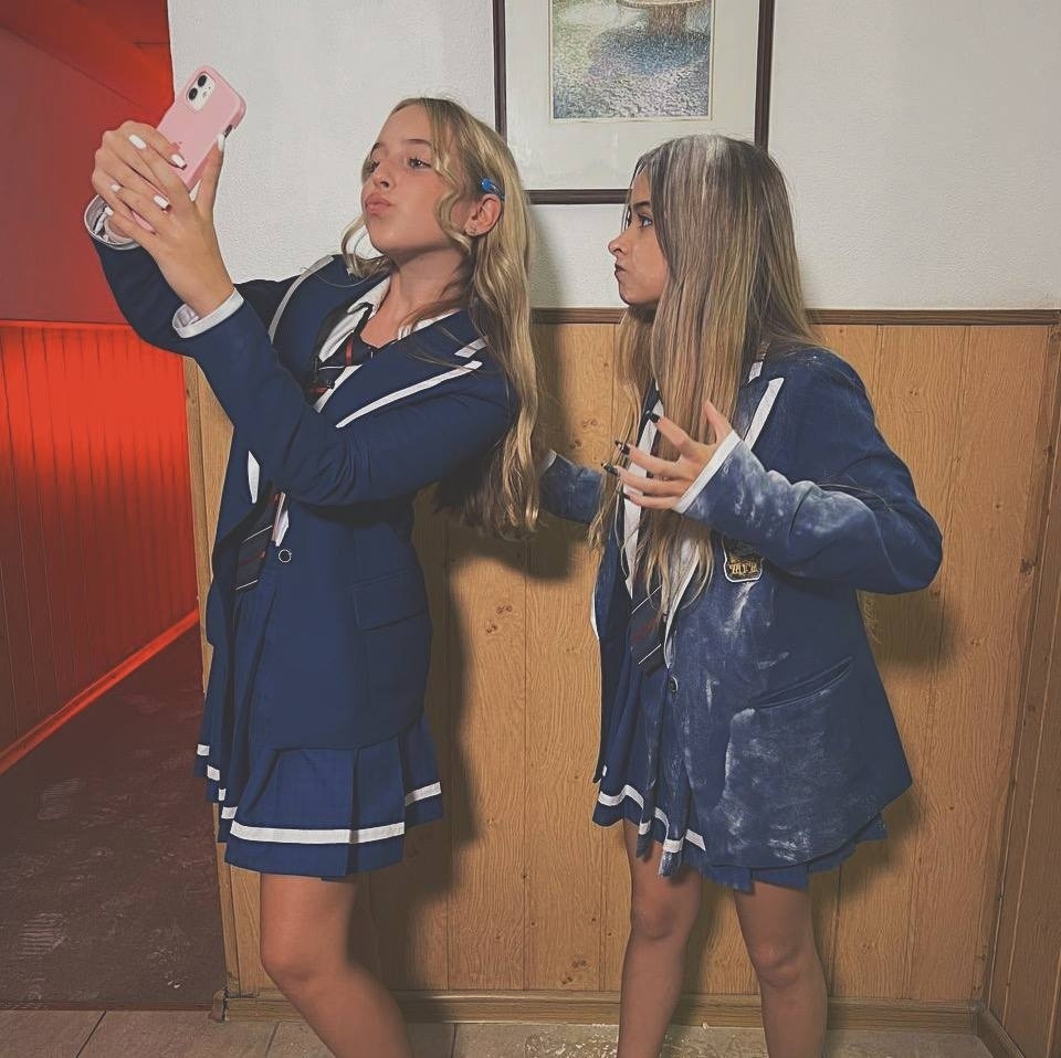 настасия Семенюк (Полина из ШГШ) фотографирует себя на телефон.