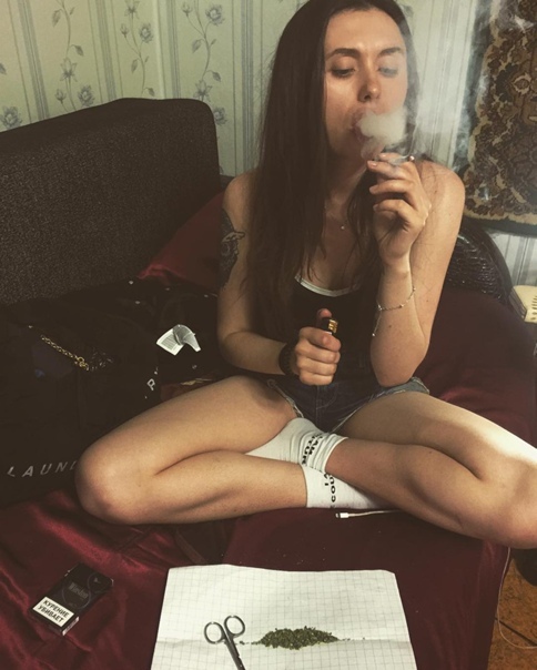 Кроме замужества с Пашей Техником девушка набрала большую и скандальную популярность благодаря сливу интимных фото с известным рэпером Мироном Фёдоровым (Oxxxymiron).