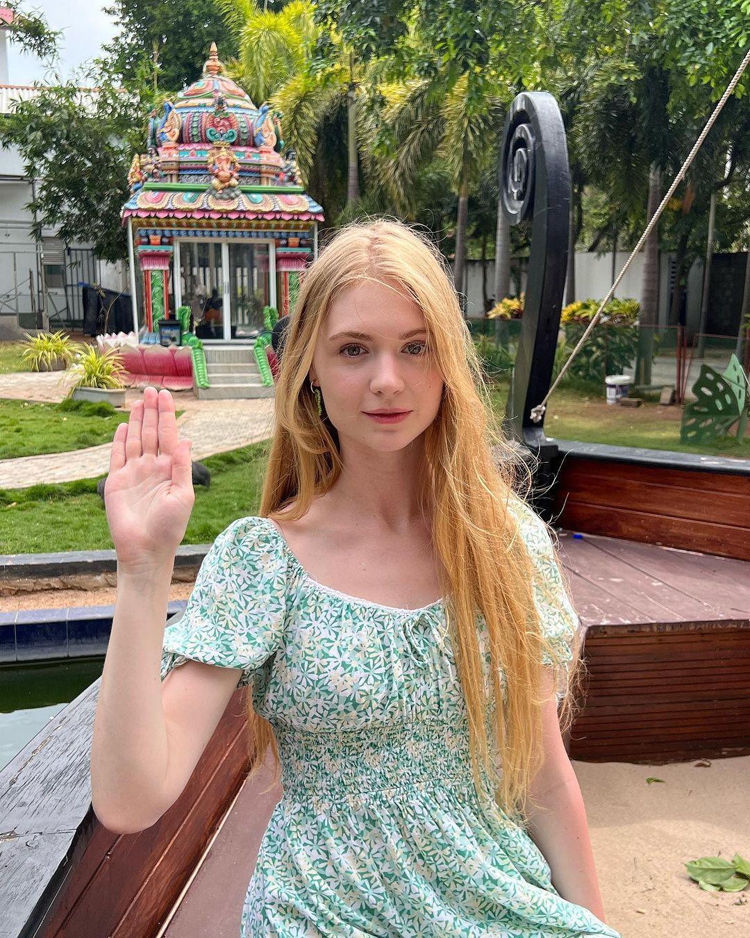 Красотка Екатерина Чаннова в летнем платье.