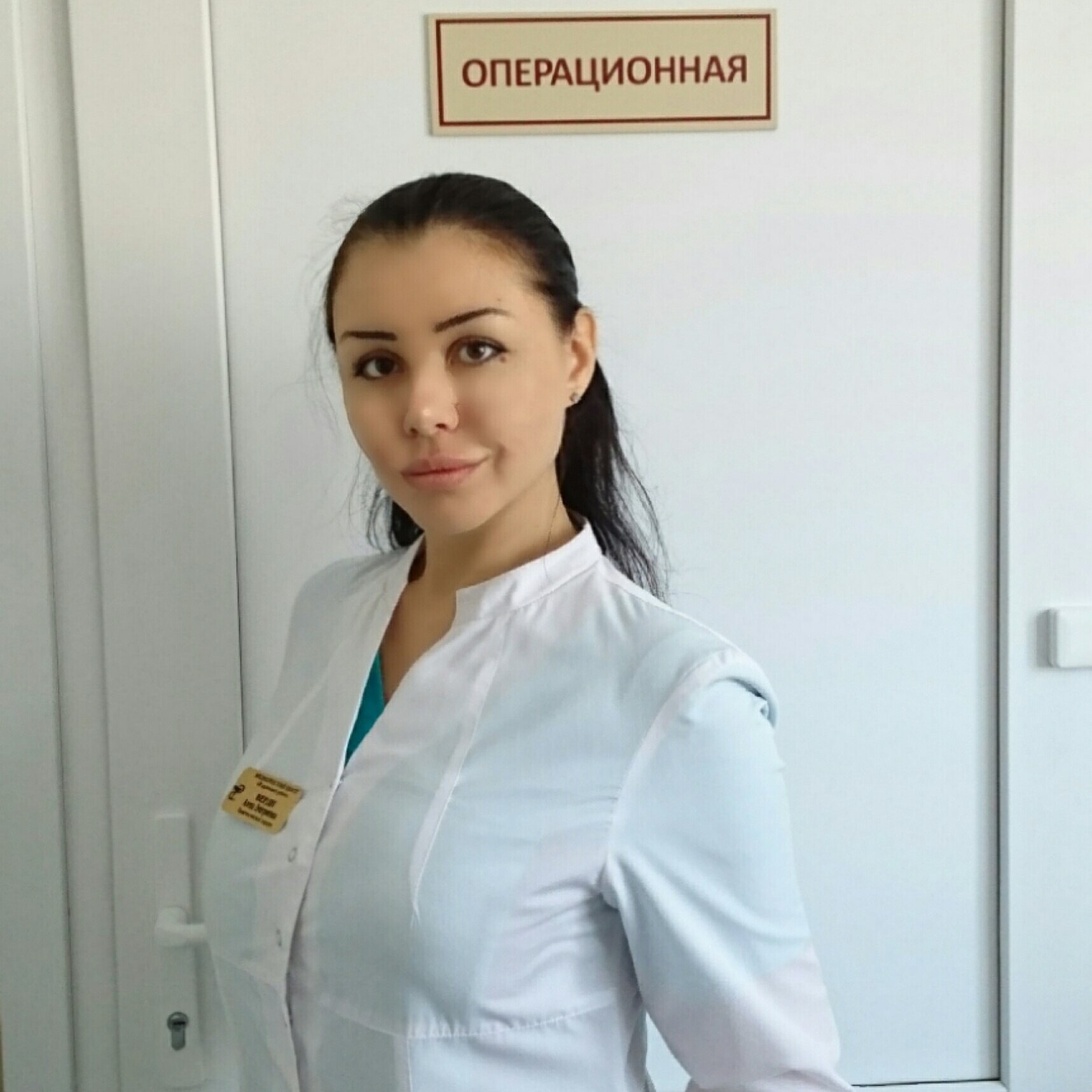 Фото Алёны Верди в халатике медицинской сестры.
