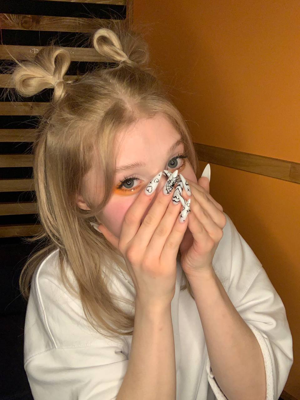 Молодая певица even cute показала свой маникюр.