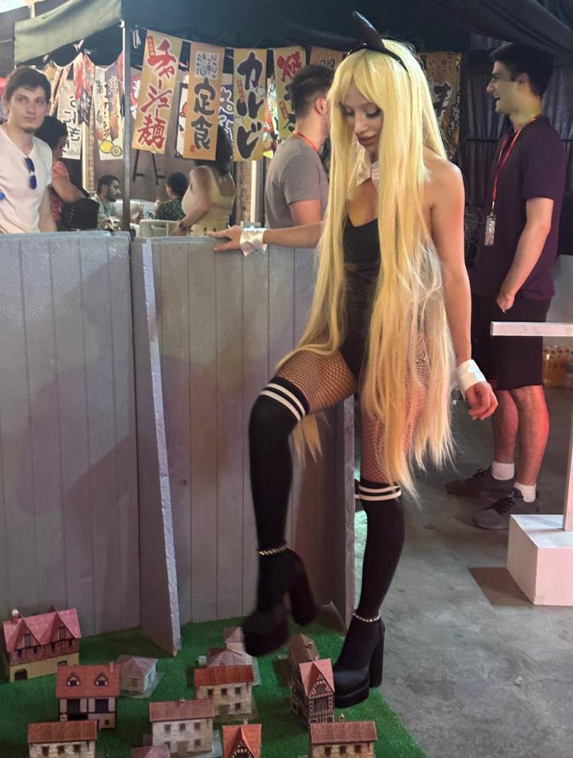 Косплей фотка LoLiBela в чёрном откровенном наряде с ушками зайки.