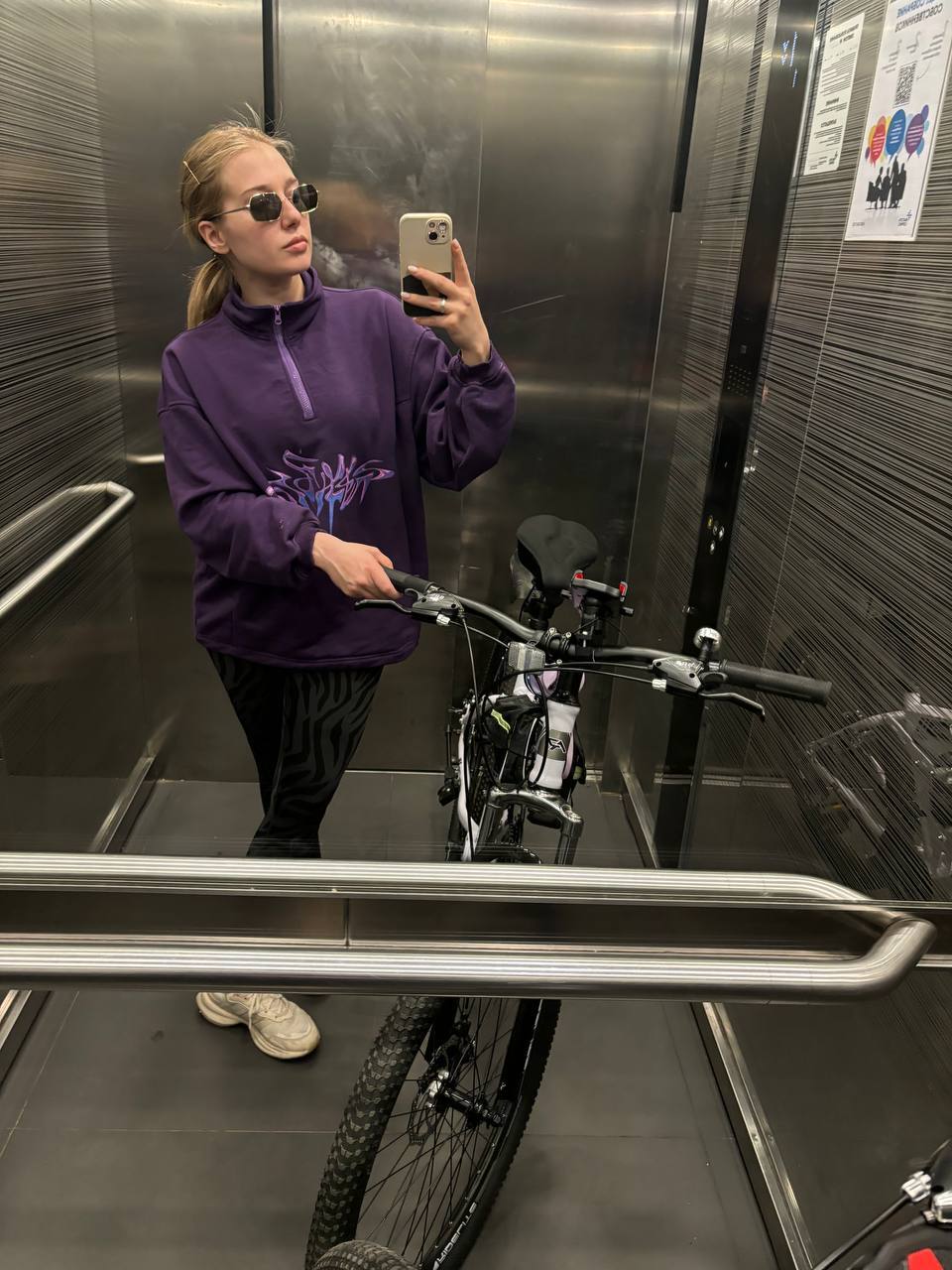 Екатерина делает лифтолук в чёрных очках.