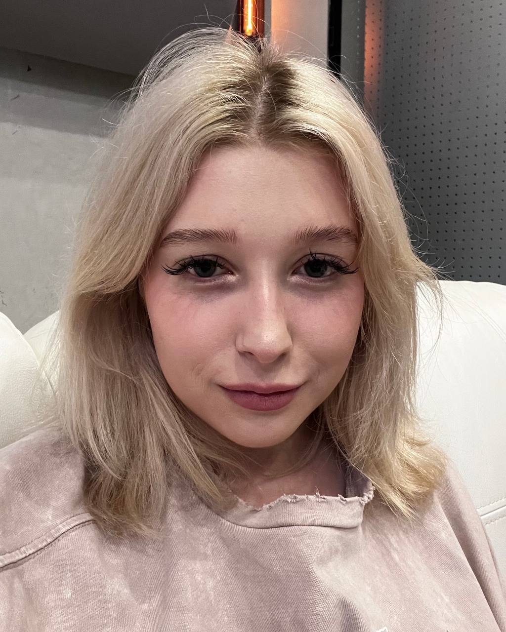 Красотка even cute сделал селфи крупным планом.