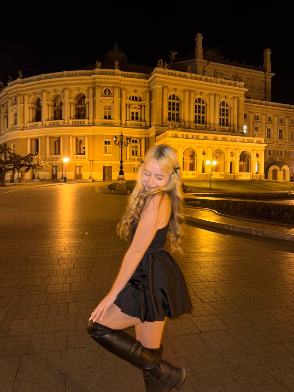 Авдеева в коротком мини платье.