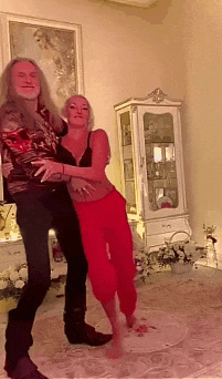Гифка из видео пьяные танцы Джигурды и Волчковой, gif картинка.