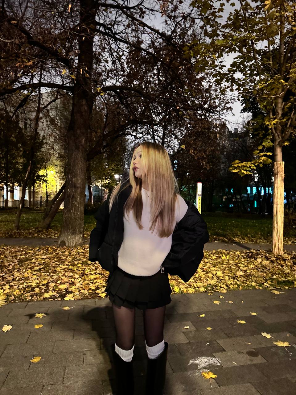 Новое фото Antottka на улице в мини юбке и чулках.