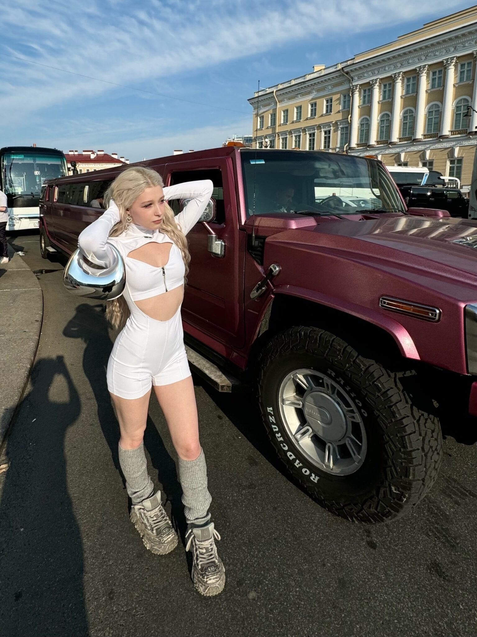 Горячая фотка с EVEN CUTE в коротком и обтягивающем костюме на фоне лимузина.