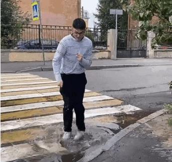 Гифка тиктокер Марк Рубин танцует в луже
