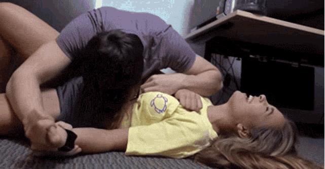 Гифки мужчина целует живот женщине (10 gif картинок)