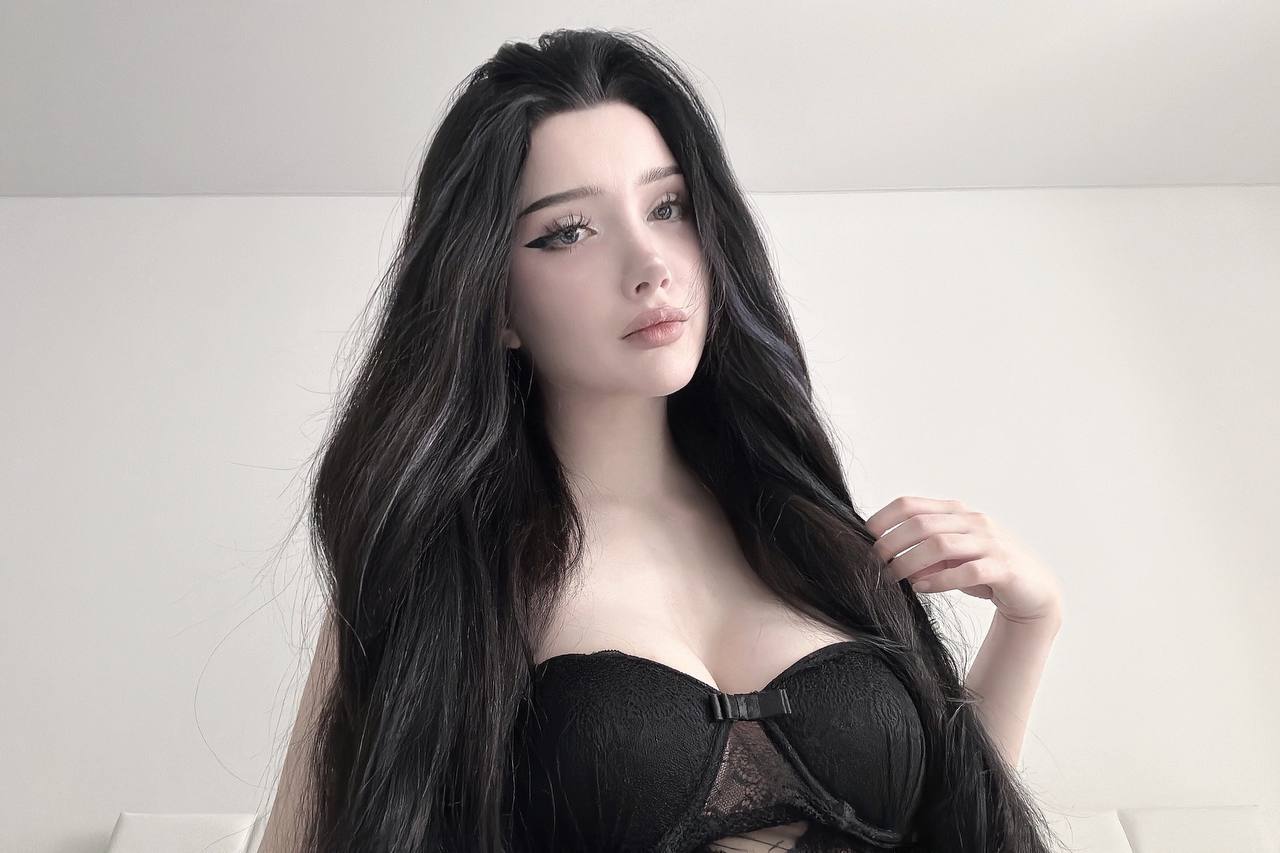 Откровенный снимок с morphilina в чёрном лифчике, попавший в сеть.