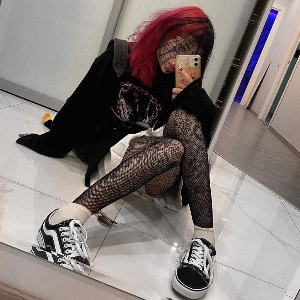 Татуированная ssspringvoid на фотка в сексуальных чёрных колготках в сеточку.