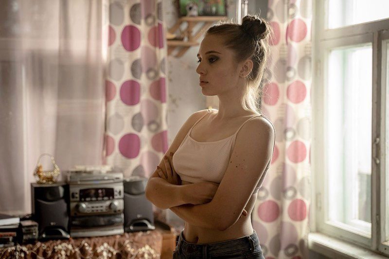 Мохирёва на фото в сериале в майке без лифчика.