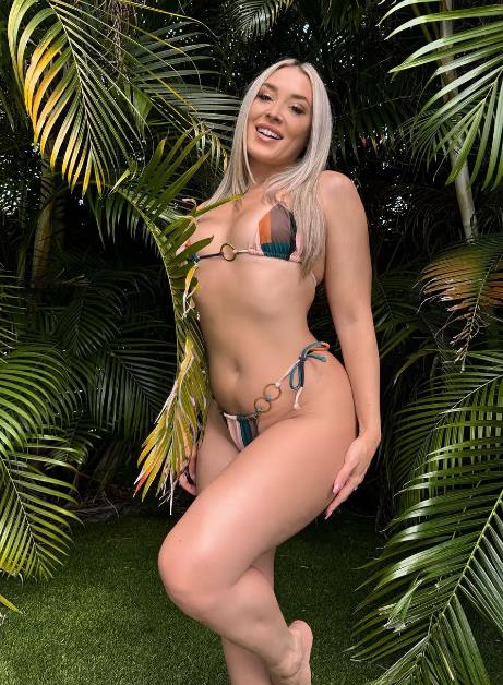 Откровенный снимок Samantha Gashi в мини бикини.