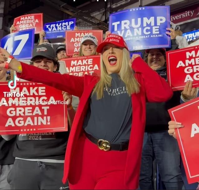 А тут Саманта Гаши в красном костюме на митинге в поддержку Трампа.