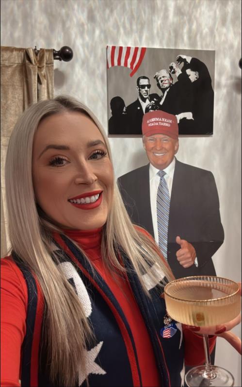 Прикольная фотка Саманта гаши позирует на фоне плаката Дональда Трампа.