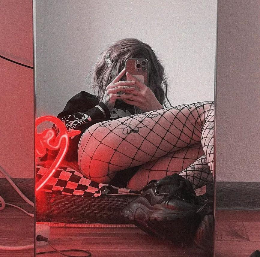 Горячее слитое в сеть селфи ssspringvoid с голыми ногами в чулках в сеточку.