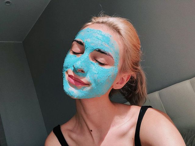 Слитая в сеть фотка NelyRay в маске.