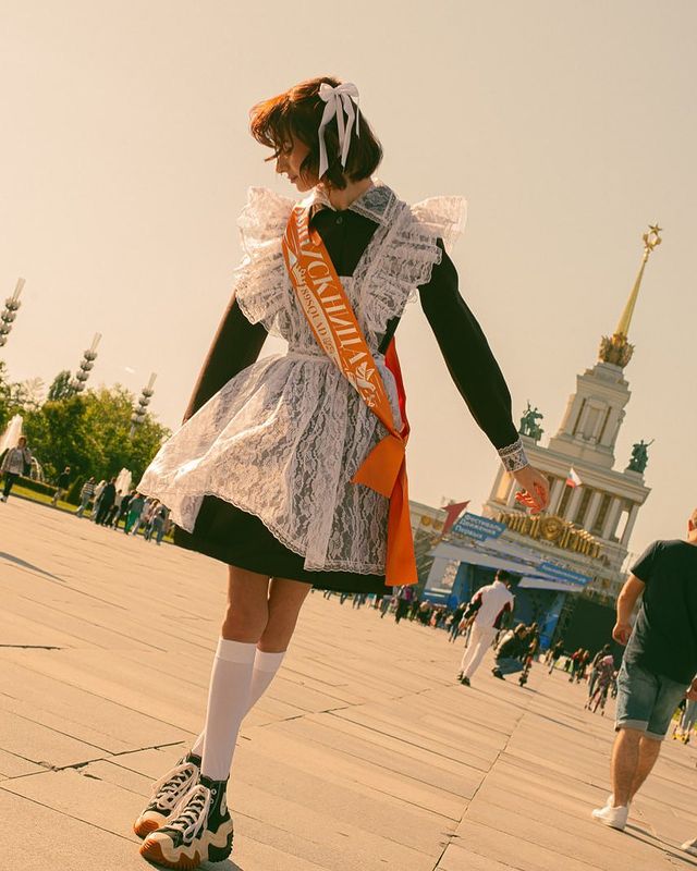 Снимок Нели Рей в школьной униформе.
