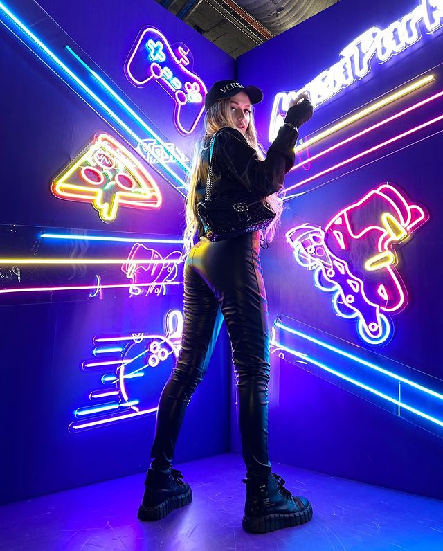 Горячая фотка попы Turboxgirl в чёрных обтягивающих штанах.