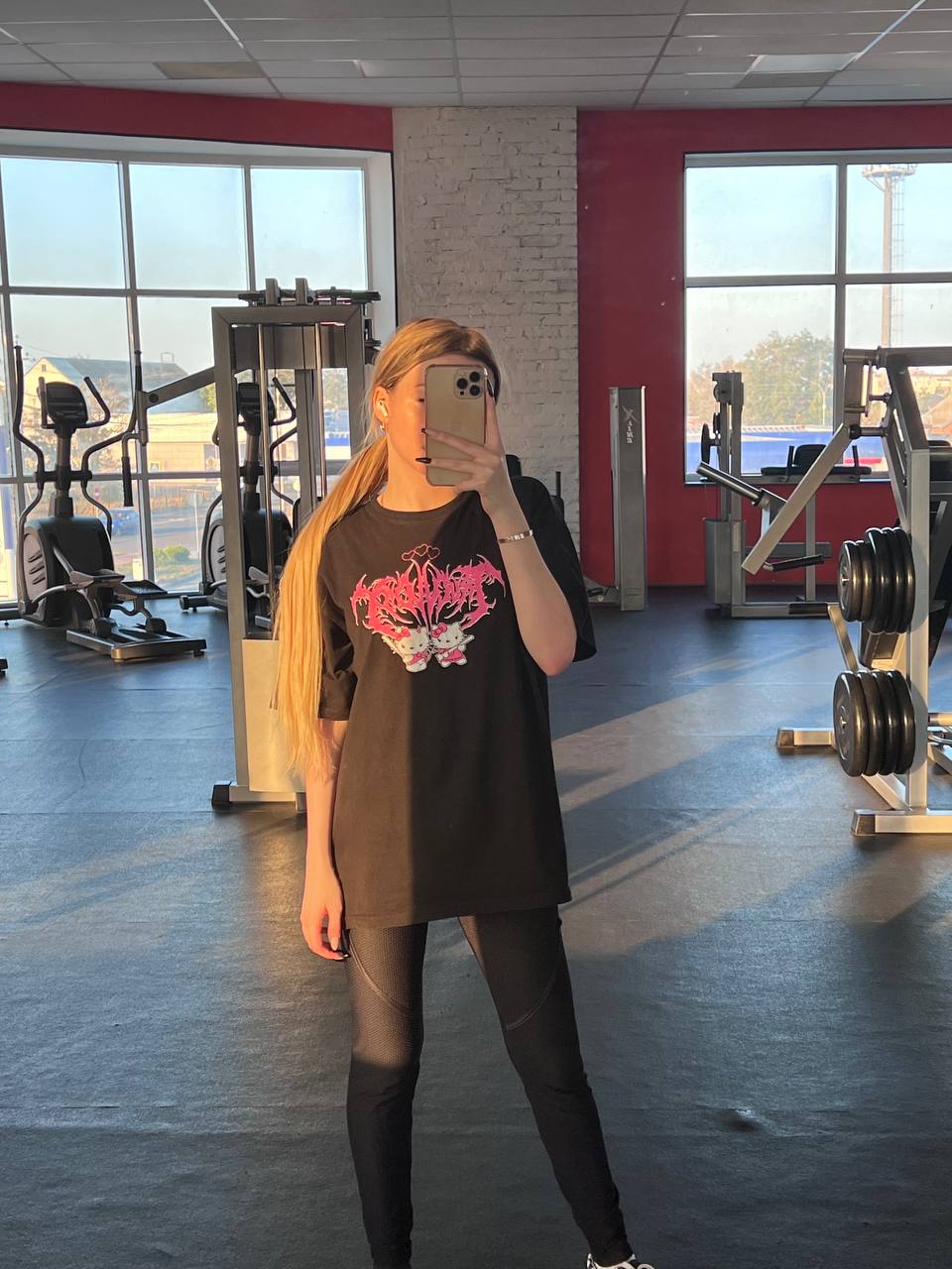 Селфи Turboxgirl из спортзала в обтягивающих легинсах.
