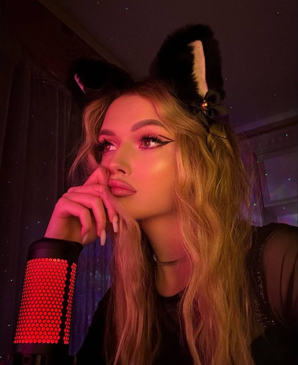 Смешной снимок Лины в кошачьих ушках.