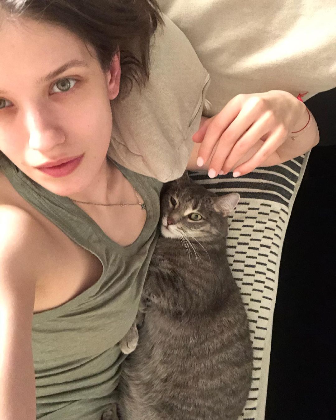 Смешная фотка кот мацает грудь Чиповской.