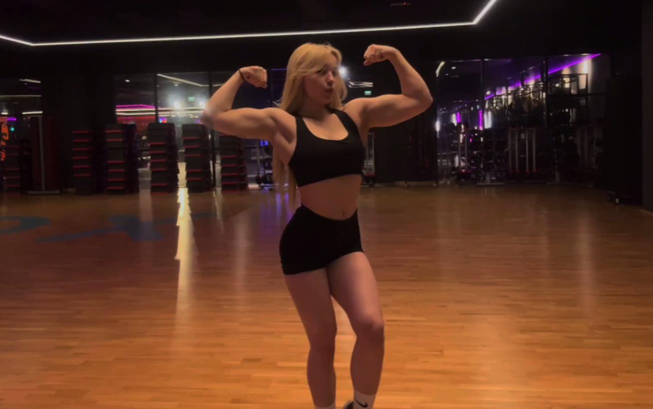 Сексуальная подтянутая Musclekitty на фото позирует в чёрном нижнем спортивном белье.