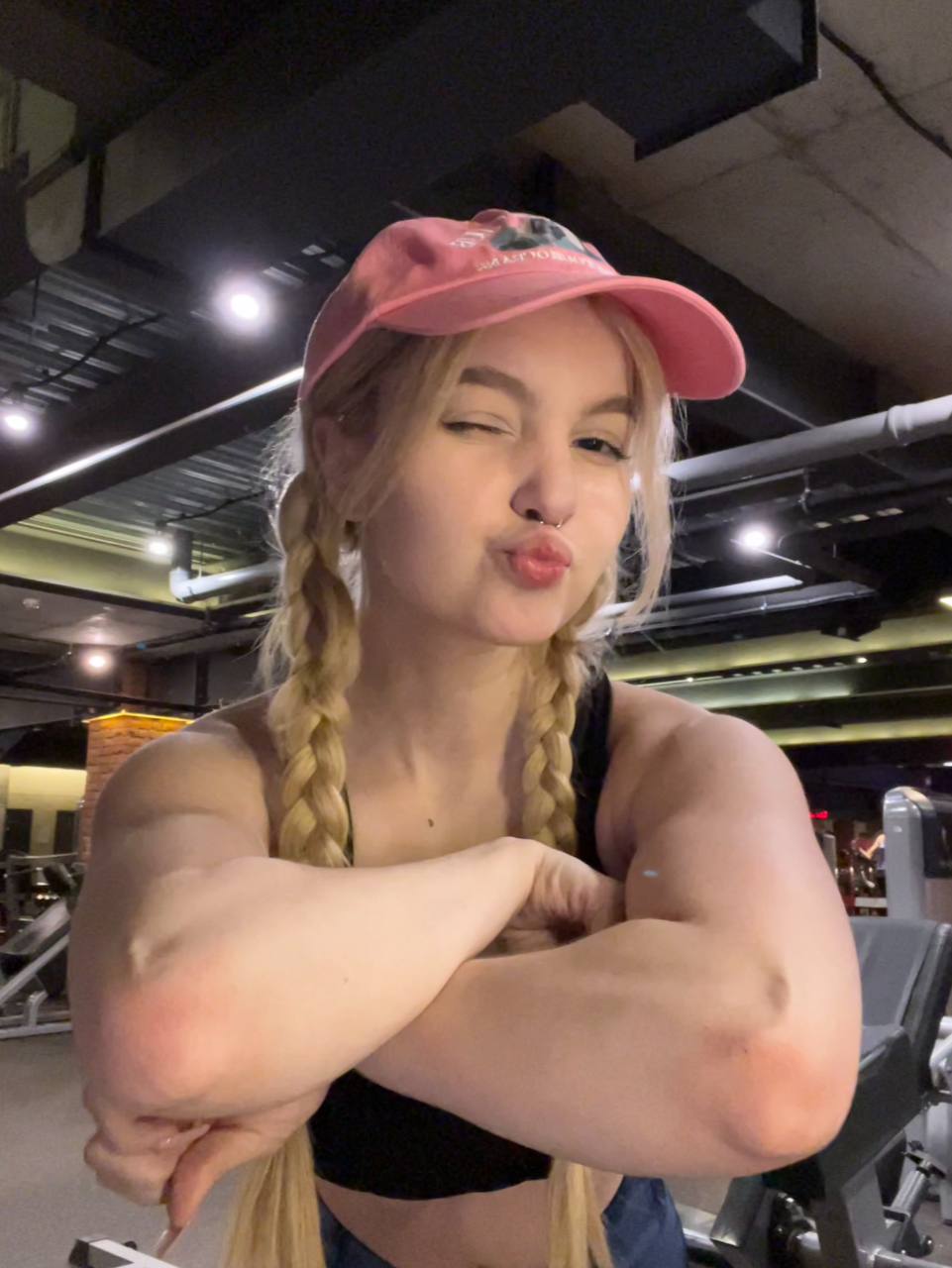 Угарная фотка Musclekitty в розовой кепке и с косичками.