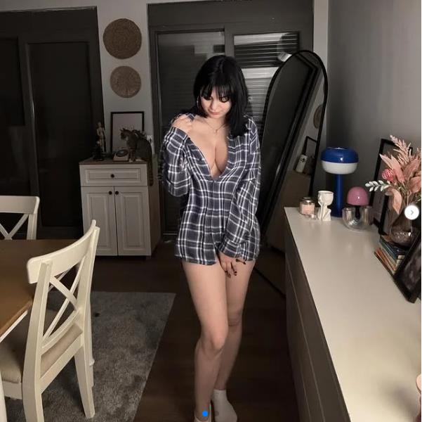 Сексуальная Эзра Вандан на фотов клетчатой рубашке на голое тело без лифчика.