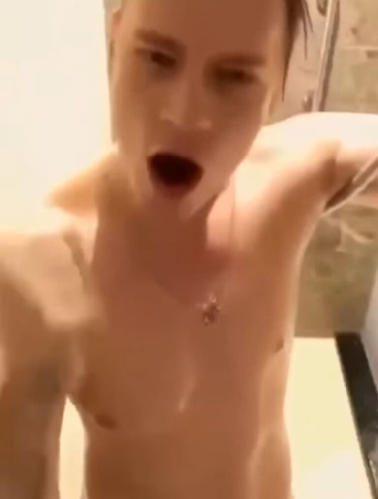Слитое в сеть фото Шамана с голым торсом.