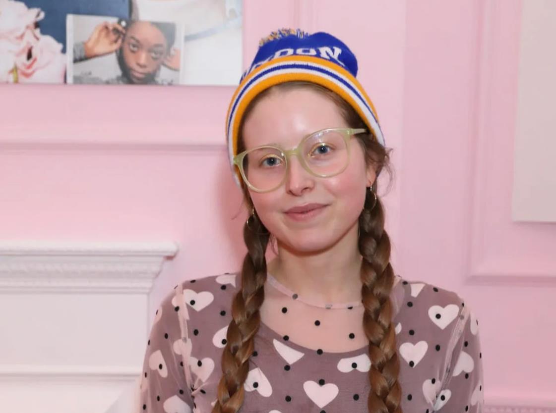 Смешное фото Jessie Cave с косичками, в зимней шапке и очках.