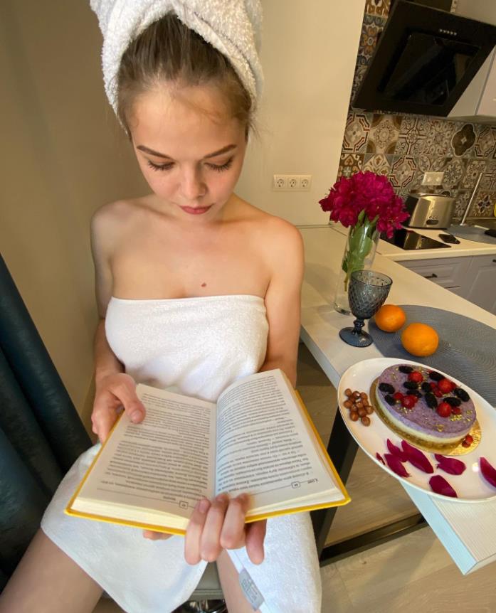 Откровенное слитое в сеть фото Настя Манастя читает книгу, сидя в одном полотенце на голое тело.