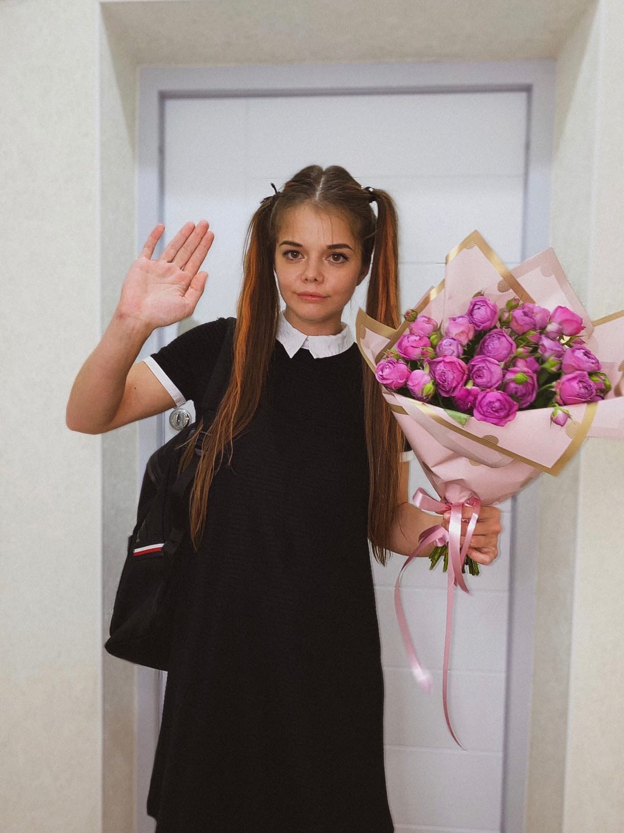 Настя сделала фото в школьной униформе в поддержку учащихся.
