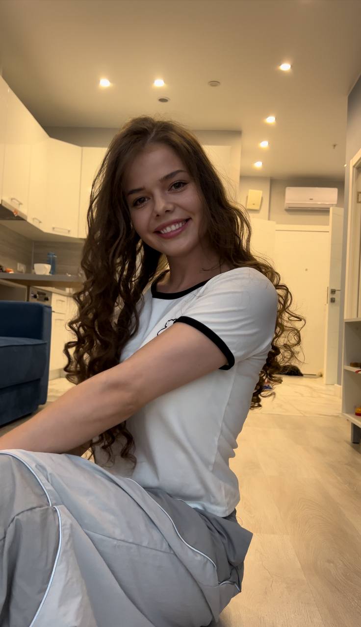Улыбчивая Настя на домашнем снимке на кухне.