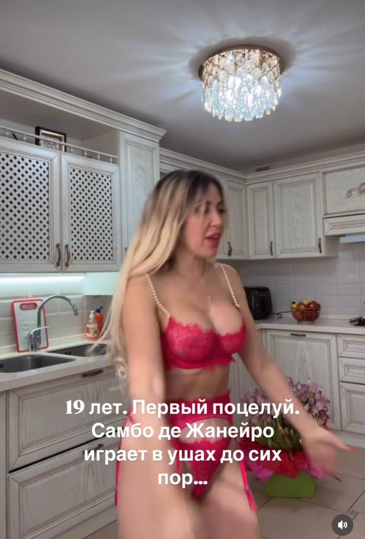 Так же она выкладывала снимки в нижнем белье на кухне.